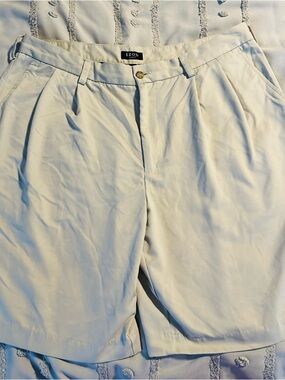 Izod Golf Men’s Light Cream Pleated  Front Shorts Sz 38 Waist